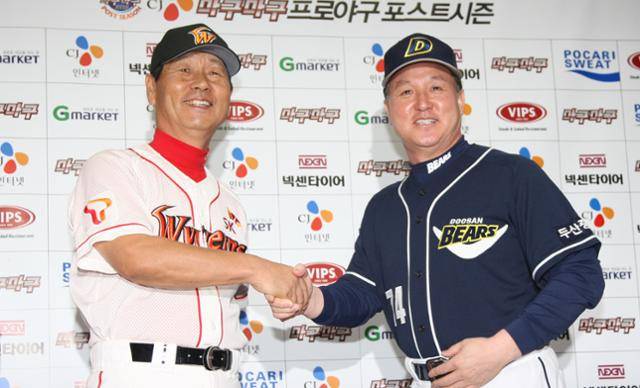 2009년 플레이오프 미디어데이 행사에서 김성근(왼쪽) SK 감독과 김경문 두산 감독이 악수하고 있다. 두 팀은 2007~2009년 3년 연속 포스트시즌에서 맞붙는 등 2000년대 최대 라이벌 관계를 형성했다. 연합뉴스