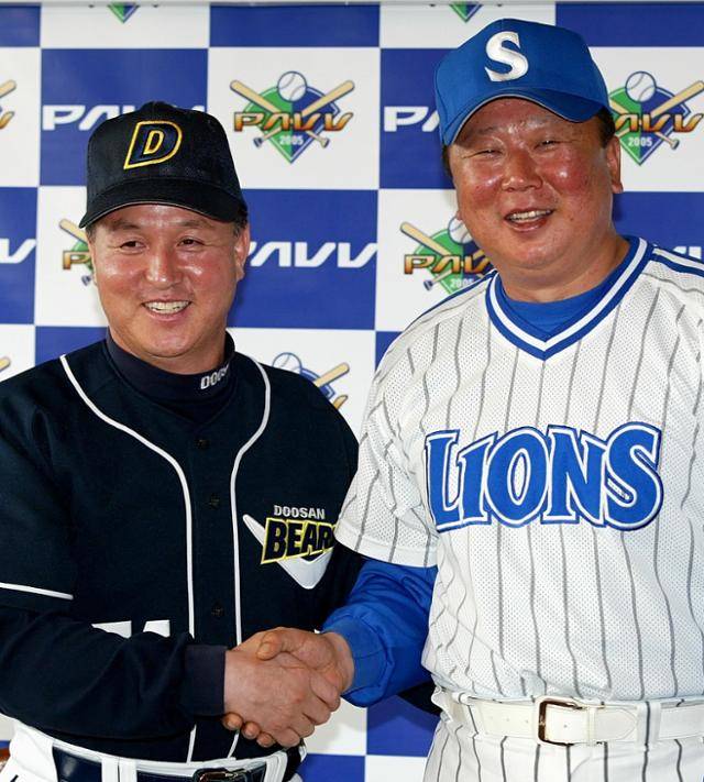 2005년 한국시리즈를 앞두고 대구 구장에서 열린 미디어데이에서 두산 김경문(왼쪽) 감독과 삼성 선동렬 감독이 선전을 다짐하며 악수하고 있다. 이때 김경문 감독의 두산은 4연패를 하며 우승 문턱을 넘지 못했다. 대구=뉴시스