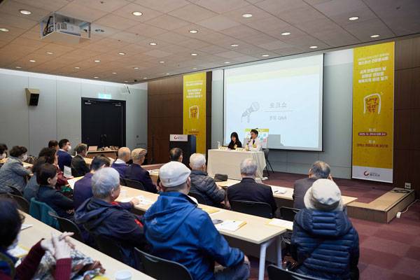 노경한 원장과 헬스조선 최지우 기자가 토크쇼에서 청중들의 질문에 답하고 있다./사진=신지호 기자