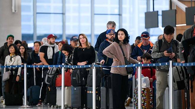텍사스주 휴스턴 공항에 늘어선 대기 줄