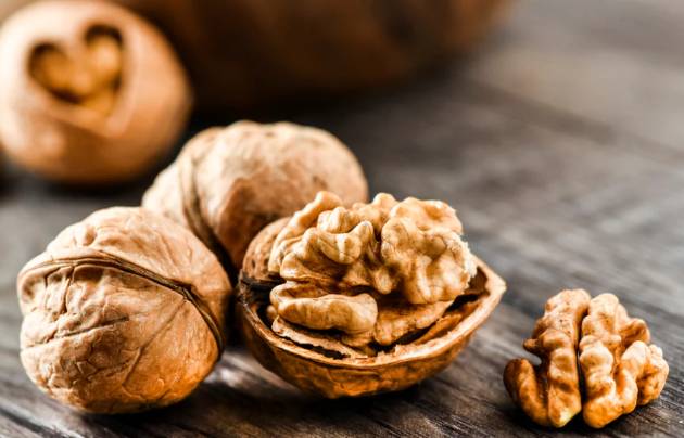 호두는 다양한 건강 성분을 함유하고 있어 염증 완화, 항암 등에 긍정적인 효과를 미친다. 사진은 호두. [사진=VisiVite]