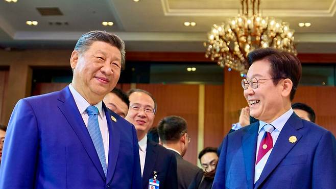 이재명 대통령과 시진핑 중국 국가주석이 지난달 31일 경주 APEC 2025 정상회의 공식 환영만찬에서 대화를 나누며 웃고 있다. (대통령실)
