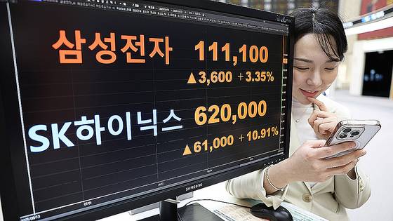 코스피가 전 거래일(4107.50)보다 114.37포인트(2.78%) 오른 4221.87에 마감한 지난 3일 서울 여의도 증권거래소 전광판에 종가가 보이고 있다. 코스닥 지수는 전 거래일(900.42)보다 14.13포인트(1.57%) 상승한 914.55에 거래를 종료, 서울 외환시장에서 원달러 환율은 전 거래일(1424.4원)보다 4.4원 오른 1428.8원에 주간 거래를 마감했다. 전민규 기자