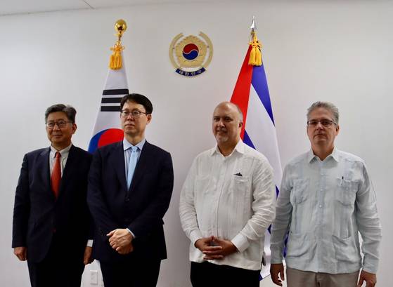 지난 1월 17일(현지시간) 쿠바 아바나에서 열린 주쿠바 한국 대사관 개관식, 한국 정부를 대표하여 이주일 외교부 중남미국장과 쿠바 외교부 양자총국장 카를로스 페레이라 등 쿠바측 인사들도 참석했다. 외교부