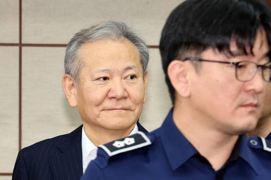 12·3 비상계엄 관련 언론사 단전·단수를 지시한 혐의로 구속기소 된 이상민 전 행정안전부 장관이 지난달 17일 오전 서울 서초구 서울중앙지방법원에서 열린 첫 공판에 출석하고 있다. 뉴스1