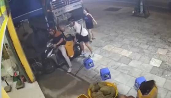 베트남 푸꾸옥에서 과일가게를 운영하는 현지 남성이 여행 중 길을 잃은 한국인 관광객의 노모를 찾아줬다. 사진은 호앙 프엉씨가 오토바이에 노모를 태우고 가게 앞으로 온 모습. 사진 NLD 영상 캡처