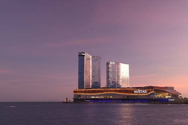 필리 호텔 누스타 세부, 광활한 세부 해협을 굽어보는 지역 랜드마크이기도 하다