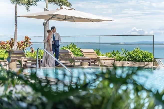 세부 도심과 바다 전망을 아우르는 호텔 수영장