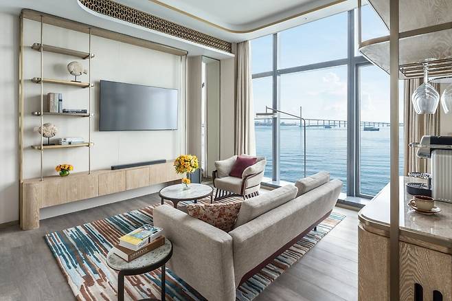 필리 호텔의 베이뷰 스위트 리빙 에리어 객실