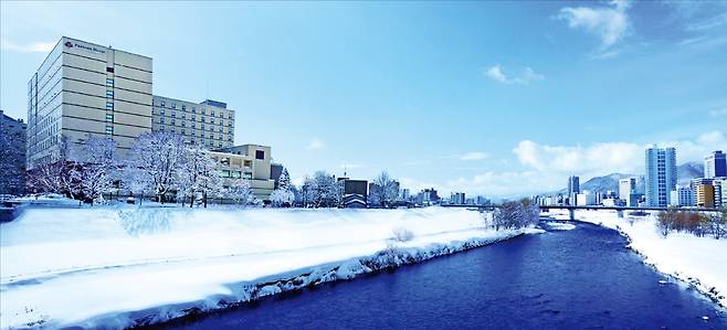 프리미어 호텔 츠바키 삿포로의 겨울 외관.  츠바키 호텔 제공