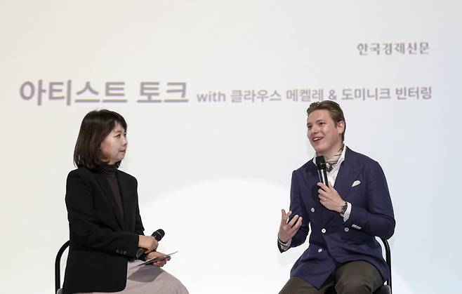 로열 콘세르트헤바우 내한공연을 위해 한국을 찾은 지휘자 클라우스 메켈레(오른쪽)가 5일 서울 예술의전당 공연에 앞서 열린 '아티스트 토크'에서 관객들의 질문에 답변하고 있다.  / 문경덕 기자