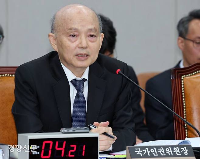 안창호 국가인권위원장이 5일 국회 운영위원회 국정감사에서 질의에 답하고 있다. 박민규 선임기자