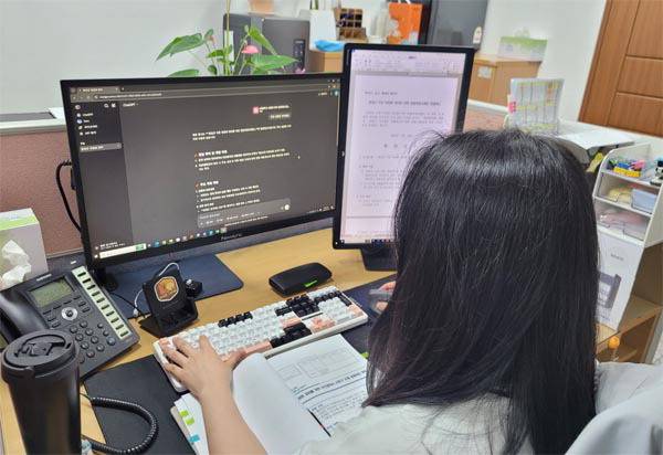 부산 사하구 직원이 인공지능(AI) 서비스를 이용해 업무를 보고 있다. 국제신문DB