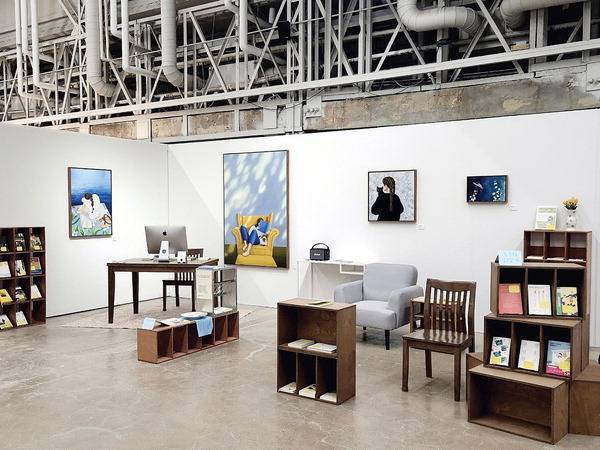 ‘책방지기의 미술관’에 소개된 나락서점과 최고은 작가의 작품 전시 전경.