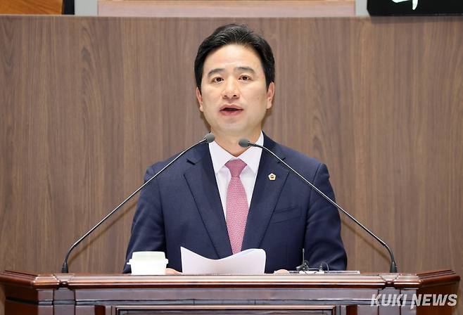 충남도의회 신영호 의원(서천2‧국민의힘)이 5일 제362회 정례회 1차 본회의에서 5분 발언을 하고 있다.