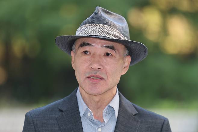 서해공무원 피살사건 공무원의 친형인 이래진 씨가 5일 서울 서초구 서울중앙지방법원에서 열린 '서해 피격 사건 은폐 시도 및 월북몰이 혐의' 관련 결심공판 시작 전 취재진에 입장을 밝히고 있다. 연합뉴스  