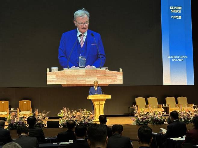 로버트 맥크리 뉴욕시립대 형사사법학과 교수가 5일 서울 강동구 명성교회에서 열린 국제 학술대회에서 발언하고 있다.