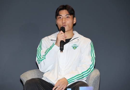 인터뷰하는 전북 현대 박진섭. 사진[연합뉴스]