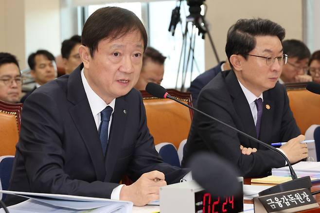 이찬진 금융감독원장이 27일 서울 여의도 국회에서 열린 정무위원회의 종합감사에서 위원 질의에 답하고 있다. [연합뉴스]