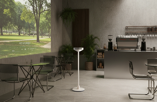 LG 무드메이트는 긴 스탠드에 원형의 프로젝터 헤드를 결합한 형태로, 고객은 자유롭게 옮겨 다니며 최대 120인치 대화면으로 다양한 콘텐츠를 감상할 수 있다.[사진 제공 = LG전자]