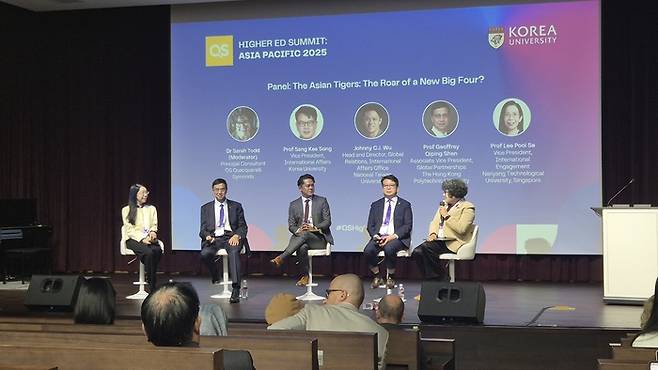 5일 서울 성북구 고려대학교 서울캠퍼스에서 ‘2025 아시아·태평양 고등교육 서밋’이 개최됐다. ‘아시아의 호랑이들: 새로운 ‘빅 포(Big Four)’의 포효?’세션에서 홍콩·싱가포르·한국·대만의 전문가들이 토론을 진행하고 있다. [이수민 기자]