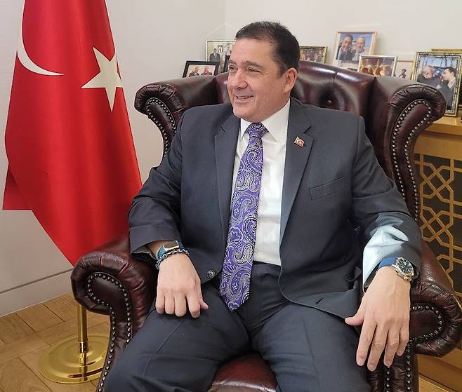 무라트 타메르 주한 튀르키예대사가 대사관저에서 인터뷰하고 있는 모습. 김제관 기자