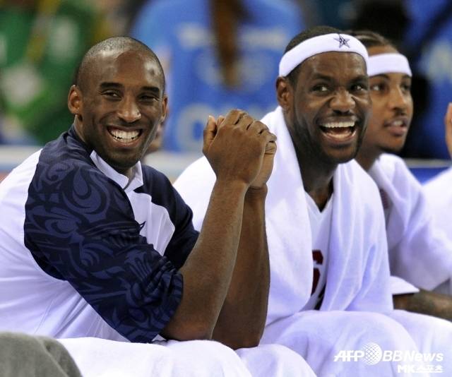 아리자는 최근 팟캐스트 ‘바이런 스캇 패스트 브레이크’에서 “코비와 르브론의 워크 에식에는 큰 차이가 없다. 두 사람 모두 미친 듯이 노력했고 놀라운 근면성을 가졌다”고 이야기했다. 그러면서 “르브론은 사람들에게 호감을 얻으려는 편이다. 반면 코비는 ‘네가 나를 좋아하든 싫어하든 신경 쓰지 않아’라고 생각하는 사람이다. 그게 나쁜 건 아니었다. 다만 두 사람의 성향 차이는 분명했다”고 덧붙였다. 사진=AFPBBNews=News1