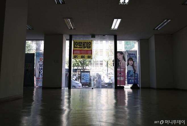 (서울=뉴스1) 구윤성 기자 = 지난해 폐업한 자영업자가 100만 명을 넘어서며 역대 최대치를 기록한 가운데, 11일 서울 도심의 한 상가 건물이 텅 비어 있다.  기획재정부는 이와 관련해 상권 차별화와 디지털 전환을 앞세워 '영세·저생산성'이라는 구조적 문제 해결을 목표로 최근 '소상공인 경쟁력 제고 방안 연구용역'을 발주했다. 2025.9.11/뉴스1  Copyright (C) 뉴스1. All rights reserved. 무단 전재 및 재배포,  AI학습 이용 금지. /사진=(서울=뉴스1) 구윤성 기자