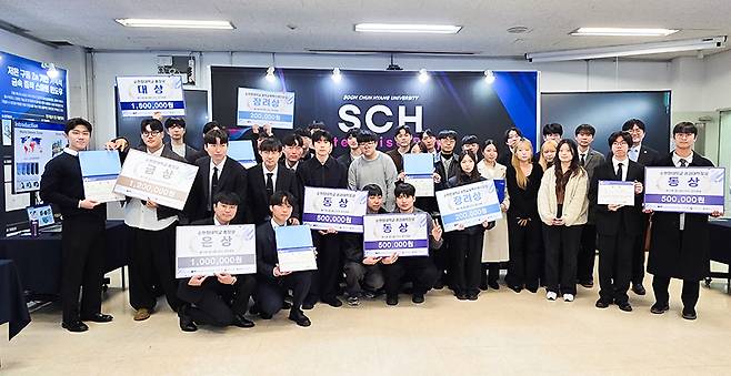 '제19회 캡스톤디자인 경진대회' 수상자들이 시상식 후 기념촬영하고 있다./사진제공=순천향대