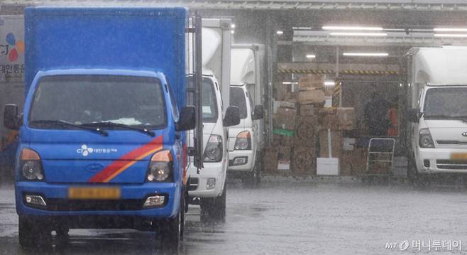 (부천=뉴스1) 이승배 기자 = 경기 부천시의 한 택배 물류센터에 CJ대한통운 택배 차량의 모습이 보이고 있다. 2025.8.13/뉴스1  Copyright (C) 뉴스1. All rights reserved. 무단 전재 및 재배포,  AI학습 이용 금지. /사진=(부천=뉴스1) 이승배 기자