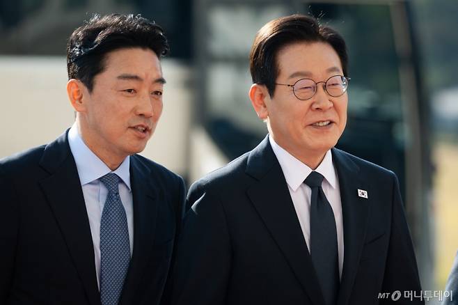 (서울=뉴스1) 유승관 기자 = 이재명 대통령이 4일 서울 여의도 국회에서 내년도 정부 예산안에 대한 시정연설을 하기 위해 도착해 본청에 들어서며 강훈식 비서실장과 대화하고 있다. 2025.11.4/뉴스1  Copyright (C) 뉴스1. All rights reserved. 무단 전재 및 재배포,  AI학습 이용 금지. /사진=(서울=뉴스1) 유승관 기자