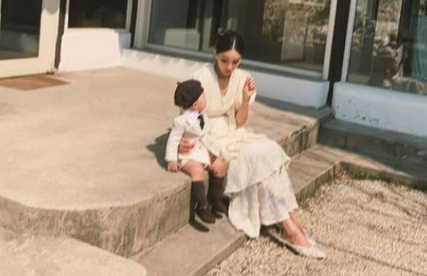 모델 출신 방송인 문가비가 아들의 사진을 공개해 주목받고 있다. 사진은 모델 출신 방송인 문가비와 아들 모습. /사진=문가비 인스타그램