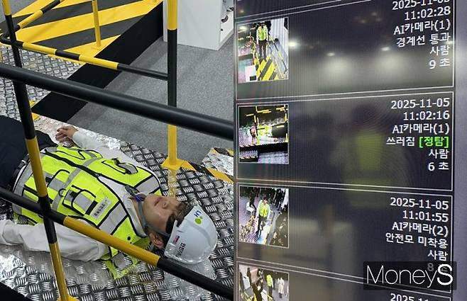 2025 스마트건설·안전·AI 엑스포에서 LH 부스 관계자가 시연하고 있다. /사진=장동규 기자