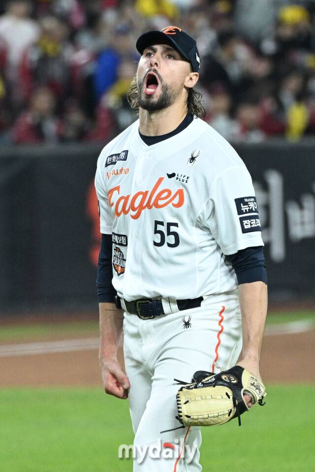 30일 대전 한화생명 볼파크 야구장에서 열린 '2025 신한 SOL 뱅크 KBO 한국시리즈 4차전' LG 트윈스와 한화 이글스 경기. 한화 선발 와이스가 7회초 1사 1-2루 LG 대타 문성주를 병살로 잡은 후 포효하고 있다./대전=한혁승 기자 hanfoto@mydaily.co.kr