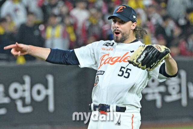 30일 대전 한화생명 볼파크 야구장에서 열린 '2025 신한 SOL 뱅크 KBO 한국시리즈 4차전' LG 트윈스와 한화 이글스 경기. 한화 선발 와이스가 7회초 1사 1-2루 LG 대타 문성주를 병살로 잡은 후 포효하고 있다./대전=한혁승 기자 hanfoto@mydaily.co.kr