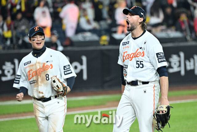30일 대전 한화생명 볼파크 야구장에서 열린 '2025 신한 SOL 뱅크 KBO 한국시리즈 4차전' LG 트윈스와 한화 이글스 경기. 한화 선발 와이스가 7회초 1사 1-2루 LG 대타 문성주를 병살로 잡은 후 포효하고 있다./대전=한혁승 기자 hanfoto@mydaily.co.kr
