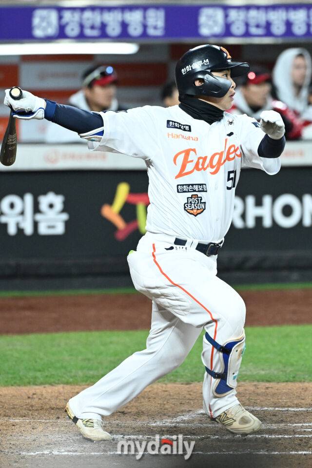 30일 대전 한화생명 볼파크 야구장에서 열린 '2025 신한 SOL 뱅크 KBO 한국시리즈 4차전' LG 트윈스와 한화 이글스 경기.한화 문현빈이 7회말 2사 2-3루에 2타점 적시타를 치고 있다./마이데일리