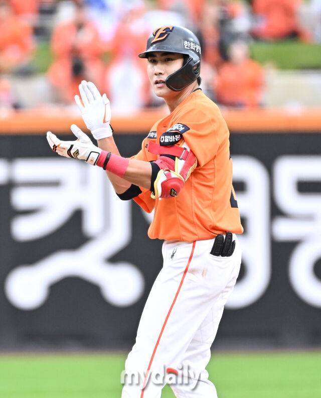 18일 오후 대전광역시 중구 대전 한화생명볼파크에서 진행된 '2025 프로야구 KBO리그 포스트시즌' 플레이오프(PO) 1차전 한화이글스와 삼성라이온즈의 경기. 한화 심우준이 6회말 선두타자로 나서 2루타를 친 뒤 환호하고 있다./마이데일리