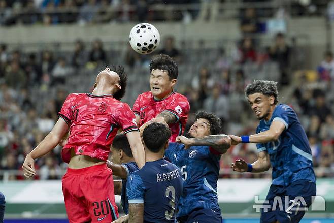 [서울=뉴시스] 김근수 기자 = 14일 오후 서울 마포구 서울월드컵경기장에서 열린 하나은행 초청 축구국가대표팀 친선경기 대한민국과 파라과이의 경기 전반 대한민국 김민재가 코너킥에서 헤딩슛을 시도하고 있다. 2025.10.14. ks@newsis.com