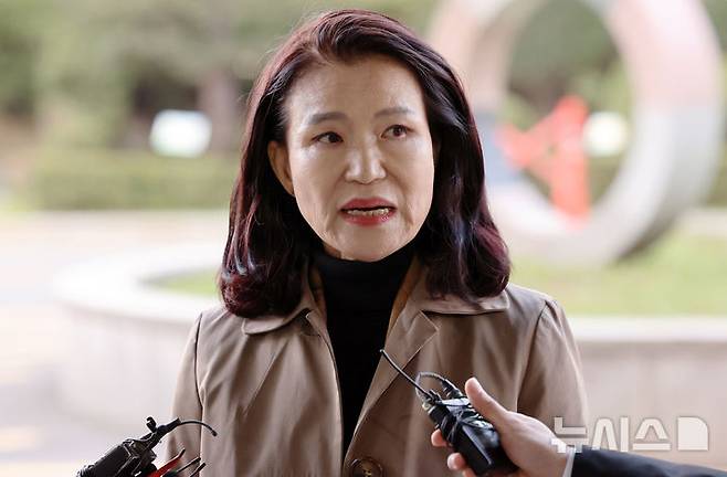 [서울=뉴시스] 조성우 기자 = 공직선거법, 국가공무원법 위반 혐의로 경찰에 체포됐다가 석방된 이진숙 전 방송통신위원장이 5일 오후 서울 양천구 서울남부지방검찰청에 영등포경찰서장 등에 대한 고발장을 제출하기 전 입장을 밝히고 있다. 2025.11.05. xconfind@newsis.com