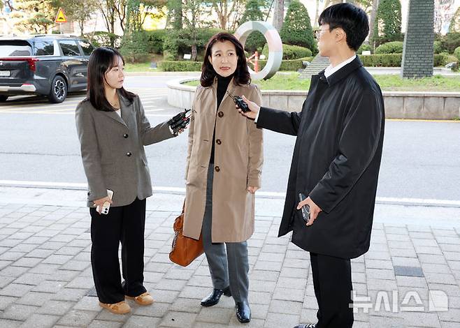 [서울=뉴시스] 조성우 기자 = 공직선거법, 국가공무원법 위반 혐의로 경찰에 체포됐다가 석방된 이진숙 전 방송통신위원장이 5일 오후 서울 양천구 서울남부지방검찰청에 영등포경찰서장 등에 대한 고발장을 제출하기 전 입장을 밝히고 있다. 2025.11.05. xconfind@newsis.com