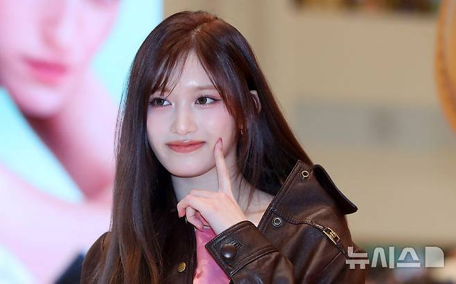 [서울=뉴시스] 김혜진 기자 = 그룹 아이브 이서가 21일 오전 서울 서초구 신세계백화점 강남점에서 열린 코치 태비샵 팝업 오픈 행사에서 포즈를 취하고 있다. 2025.02.21. jini@newsis.com