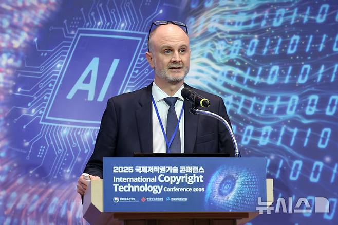 [서울=뉴시스] 박진희 기자 = 유럽연합 지식재산청(EUIPO, European Union Intellectual Property Office) 앙투안 오베르(Antoine Aubert) 지식재산 디지털 전문관(IP Digital Specialist)이 5일 서울 중구 앰버서더 서울 풀만호텔에서 문화체육관광부, 한국저작권위원회, 한국저작권보호원이 공동 주최한 ‘2025 국제저작권기술 콘퍼런스(ICOTEC, International Copyright Technology Conference)’에 참석하여 ‘유럽연합(EU) 저작권 관점에서 본 생성형 인공지능(GenAI)의 발전’을 주제로 발표하고 있다. 2025.11.05. pak7130@newsis.com