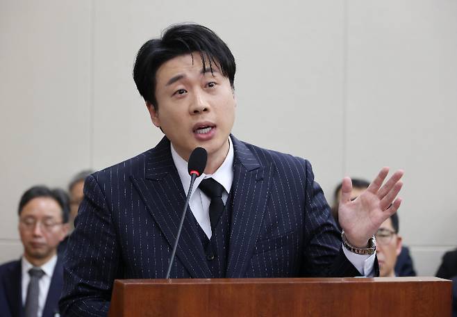 30일 서울 여의도 국회 과학기술정보방송통신위원회에서 열린 종합감사에서 유튜브 채널 '장사의 신'을 운영하는 은현장 씨가 참고인 신분으로 출석해 의원 질의에 답변하고 있다. 연합뉴스