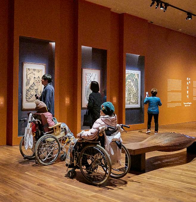 호작도를 자세히 감상하는 초청 가족들. 리움미술관 제공