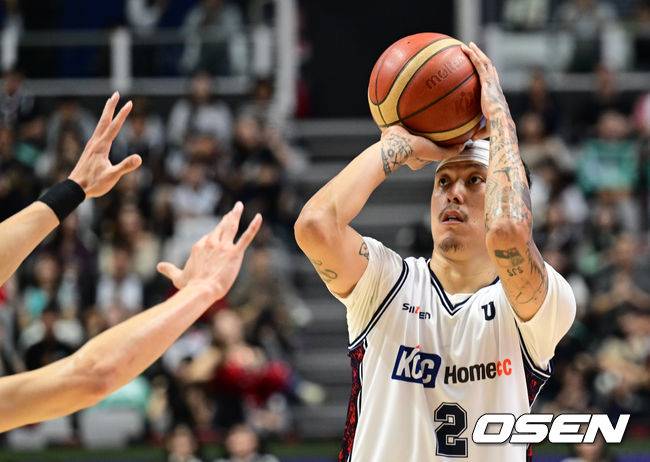 [OSEN=수원, 조은정 기자] 4일 오후 서수원칠보체육관에서 2025-2026 LG전자 프로농구 수원 KT 소닉붐과 부산 KCC 이지스의 경기가 열렸다.2쿼터 KCC 최준용이 3점슛을 성공하고 있다. 2025.10.04 /cej@osen.co.kr