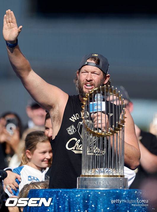 [사진] LA 다저스 클레이튼 커쇼가 월드시리즈 우승 축하 행사에게 팬들에게 마지막 인사를 하고 있다. ⓒGettyimages(무단전재 및 재배포 금지)