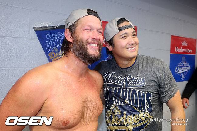 [사진] LA 다저스 클레이튼 커쇼(왼쪽)가 월드시리즈 우승 후 오타니 쇼헤이와 기뻐하고 있다. ⓒGettyimages(무단전재 및 재배포 금지)