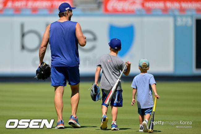[사진] LA 다저스 클레이튼 커쇼(왼쪽)가 아들 찰리, 쿠퍼와 함께 외야로 걸어가고 있다. ⓒGettyimages(무단전재 및 재배포 금지)