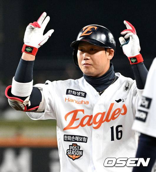 [OSEN=대전, 이대선 기자] 2회말 1사 1루에서 한화 하주석이 좌전 안타를 치고 환호하고 있다. 2025.10.29 /sunday@osen.co.kr